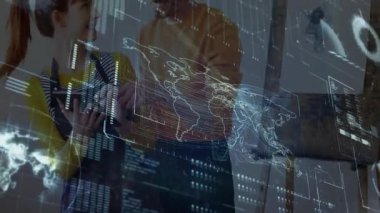 Meslektaşlar tableti tıklatıyor, holografik dünya haritasını işaret ediyor ve veri ölçümlerini güncelleyen grafikleri izliyor. Teknoloji, yenilik, işbirliği, analitik, görselleştirme, çalışma alanı, fütüristik