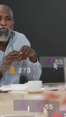 Afrika kökenli Amerikalı bir adamın, ofisteki bir kadınla tartıştığı sosyal medya ikonunun anonsu. Sosyal medya ağı ve iş teknolojisi kavramı