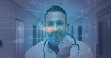 Doktor koridorda aşağıya doğru maske kayışı çekiyor, devre akışları arasında holografik anahtarı çalıştırıyor. Tıbbi, teknoloji, fütüristik, sağlık, yenilik, dijital, bilim