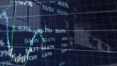 İş adamı salona giriyor, yürüyor mali tablolara zarar veriyor, veri şebekeleri yukarı doğru iniyor. Şirket, finans, teknoloji, analitik, modern, profesyonel, veri