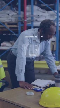 Depoda çalışan adamın ekranındaki veri işleme animasyonu. Küresel gönderme, ağlar, dijital arayüz, hesaplama ve veri işleme kavramı dijital olarak oluşturulmuş video.