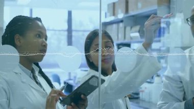 Bilim adamları kırmızı işaret kaldırıyor, tableti tıkırdatıyor, laboratuvar cam beyaz tahtasına araştırma şemaları çiziyor. İşbirliği, yenilik, araştırma, veri, analiz, laboratuvar, takım çalışması
