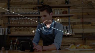 Barista terminali tıklatıyor ve kahve tezgahı üzerinden genişleyen teknolojik ağ düğümleriyle veri girişi yapıyor. Teknoloji, bağlantı, yenilik, modern, çalışma alanı, dijital, iletişim