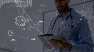 Doktor koridorda tablet tutuyor, veri ağını canlandırıyor ve analiz için çizelgeleri yönlendiriyor. Tıbbi, teknoloji, fütüristik, tanı, yenilik, profesyonel, arayüz