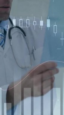 Kafkasyalı erkek doktorun röntgen taramasıyla veri işleme animasyonu. Küresel tıp, bağlantılar, hesaplama ve veri işleme kavramı dijital olarak oluşturulmuş video.