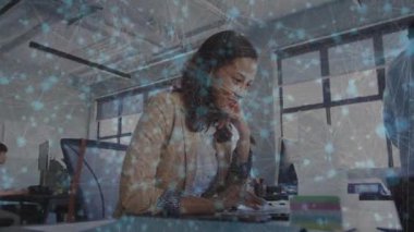 İş kadını ağ düğümü altında notlar yazarken müşteri araması başlatılıyor. Ofis, profesyonellik, iletişim, modern, üretkenlik, takım çalışması, kurumsal