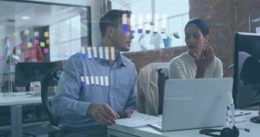 Rapor çeviren iş arkadaşları, veri analizi sırasında dizüstü bilgisayarın animasyon grafiklerini ve grafiklerini tetikliyor. İşbirliği, veri analizi, iş, takım çalışması, modernleşme, dijital görselleştirme, profesyonel