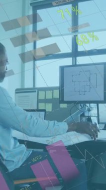 Bilgisayar kullanan Afrikalı Amerikalı iş adamının istatistik ve veri işleme animasyonu. küresel iş, finans ve veri işleme kavramı dijital olarak oluşturulmuş video.