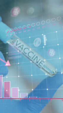 Yüz maskesi takan kovid 19 aşısı taşıyan bilim adamlarının istatistiklerini gösteren dijital arayüz animasyonu. Coronavirus covid 19 salgını sırasında sağlık ve korunma, dijital olarak üretilen video