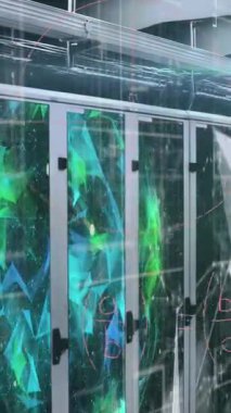 Plexus ağlarının animasyonu ve bilgisayar sunucu odasına karşı matematiksel denklemler. Küresel ağ ve iş veri depolama teknolojisi kavramı