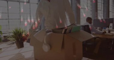 Üst düzey bir çalışan ofiste ikili akım görüyor ve fabrika dosyalarını kutuya koyuyor. Teknoloji, çalışma alanı, minimalist, profesyonel, kentsel, dijital, organizasyon