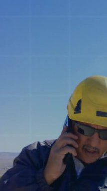 Gri arkaplandaki istatistik ve veri işleme animasyonları. Küresel iş finansmanı ve bağlantılar konsepti dijital olarak oluşturulmuş video.