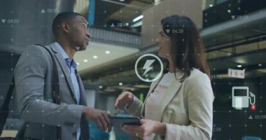 Tableti işaret eden ve simgeler havada süzülürken iş arkadaşlarıyla iş verilerini açıklayan adam. İşbirliği, teknoloji, yenilik, modern, profesyonellik, takım çalışması, analitik