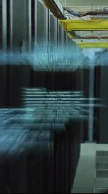 Bilgisayar sunucuları üzerinden dijital veri işleme ve devre kartlarının animasyonu. Dijital olarak oluşturulmuş küresel bağlantılar, hesaplama ve veri işleme kavramı.