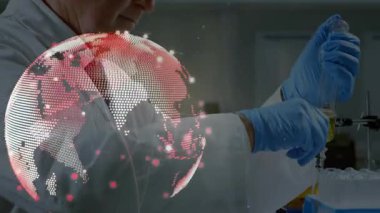 Bilim adamı, veri bağlantılarını yoğunlaştırmak için laboratuvarda sarı sıvı çiziyor. Biyoteknoloji, yenilik, bilim, dijital, kesinlik, araştırma, teknoloji