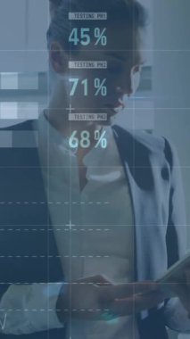 Tablet kullanan Kafkas iş kadınının veri işleme animasyonu. küresel iş ve dijital arayüz kavramı dijital olarak oluşturulmuş video.