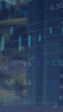Şehir manzarası üzerinde finansal veri işleme animasyonu. Küresel finans, iş, bağlantılar, hesaplama ve veri işleme kavramı dijital olarak oluşturulmuş video.