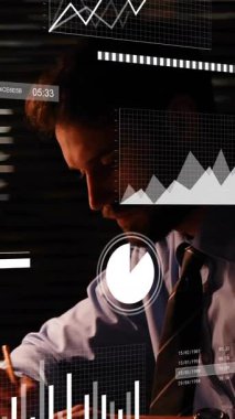 Odaklanmış Kafkas işadamı üzerinde bilgi arayüzünün animasyonu ofiste plan çiziyor. Dijital bileşim, iş dünyası, rapor, ilerleme, geç saatlere kadar çalışma, karanlık, ciddi, gece, yaratıcı.