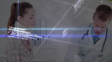 Doktor panoya notlar yazıyor ve holografik ikili kodla hastanın boynunu inceliyor. Sağlık, tanı, teletıp, yenilik, tıbbi teknoloji, klinik, danışmanlık