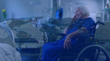 Küresel dijital ağ çökerken yaşlı kadın hasta koğuşta göğüs göğüse kalkıyor. Sağlık, teletıp, dijital dönüşüm, yaşlı bakımı, görselleştirme, hastane, bağlantı