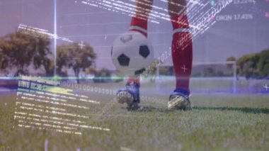 Futbolcu topa vurup hokkabazlık yaparken şeffaf teknoloji eşleşmesi ile performansı takip ediyor. Atletik, hassas, antrenman, fitness, dijital, yenilik, spor giyim