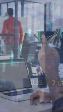 Ofisteki bilgisayarı kullanan beyaz iş adamının finansal veri işleme animasyonu. Küresel finans, iş, bağlantılar, hesaplama ve veri işleme kavramı dijital olarak oluşturulmuş video.