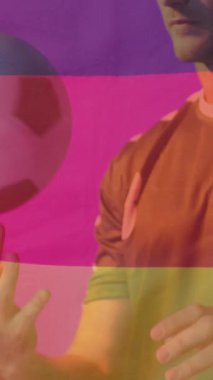 Almanya bayrağı üzerinde beyaz erkek futbol oyuncusunun animasyonu. Küresel vatanseverlik, kutlama, spor ve dijital arayüz kavramı dijital olarak oluşturulmuş video.