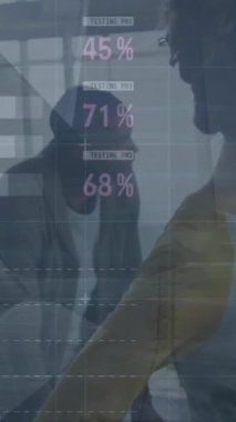 Spor stadyumundaki hayranların üzerinde grafik ve veri işleme animasyonları. Küresel iş bağlantıları dijital arayüz ve teknoloji konsepti dijital olarak oluşturulmuş video.