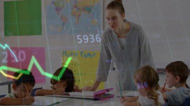 Çocuklar çizimlere başlıyor. Sınıf çizimleri çiziliyor, öğretmenler öğretiliyor. Eğitim, sınıf, öğrenim, akıl hocalığı, yaratıcılık, gelişme, gençlik