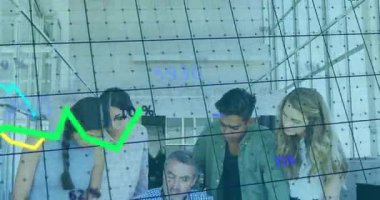 Oturan ekip, veri analizi için dizüstü bilgisayar tuşlarına basıyor ve cam bölümler boyunca grafikleri canlandırıyor. İşbirliği, takım çalışması, veri görselleştirme, iş zekası, modern ofis, analitik, strateji