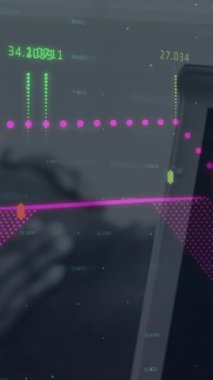 Afro-Amerikan kadın üzerinde veri işleme animasyonu. küresel iş ve dijital arayüz kavramı dijital olarak oluşturulmuş video.