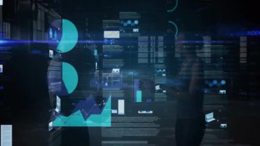 Bilişim uzmanı ve veri analisti analiz için somutlaşan holografik verileri seçerken grafikleri seçiyor. Teknoloji, yenilik, fütürizm, işbirliği, veri görselleştirme, dijital arayüz, analitik