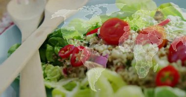 Harita başlatılıyor. Küresel temayı gösteren kırmızı noktalı salata üzerinde yükselen kıtalar var. Taze ürün, aşçılık, sağlıklı beslenme, küresel mutfak, besleyici, gıda sunumu, organik