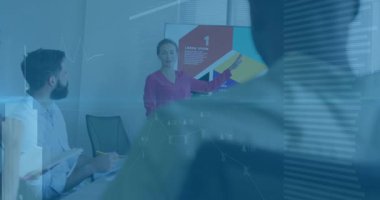 Katılımcı tableti incelerken planlama için iş toplantısı açılış sunucusu vurgulama grafiği. İşbirliği, profesyonel, takım çalışması, veri görselleştirme, kurumsal, tartışma, modern