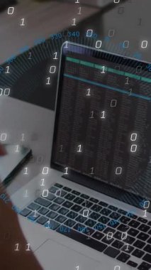 Kafkas iş kadınının dizüstü bilgisayarla veri işleme animasyonu. Bilgisayar güvenliği günü ve dijital olarak oluşturulan video konsepti.