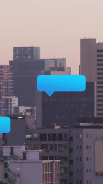 Şehir manzarası üzerinde sosyal medya veri işleme animasyonu. Küresel sosyal medya, iş dünyası, finans, hesaplama ve veri işleme kavramı dijital olarak oluşturulmuş video.