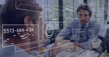 Kahve içerken el kol hareketi yapan ve gelişen grafikleri gösteren veri panellerini ateşleyen üç iş arkadaşı. İşbirliği, analitik, dijital, takım çalışması, şirket, yenilik, modern