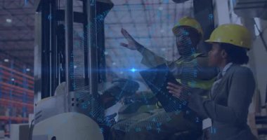 Depo forklift operatörü yukarıyı gösteriyor, yönetici tablet kontrol asansörünü veri örtüsü ile kontrol ediyor. Lojistik, otomasyon, sanayi, verimlilik, takım çalışması, teknoloji, güvenlik