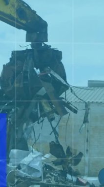 Hurdalıktaki makineler üzerinden finansal verilerin ve grafiklerin animasyonu. Ekonomi, finans, geri dönüşüm ve atık kullanımı kavramı dijital olarak oluşturulmuş video.