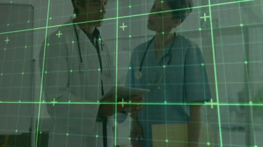 Erkek doktor tableti tıkırdatıyor, hemşire inceleniyor ve yeşil şebeke arasında el sıkışıyor. Tıbbi, sağlık, takım çalışması, dijital, profesyonellik, yenilik, işbirliği