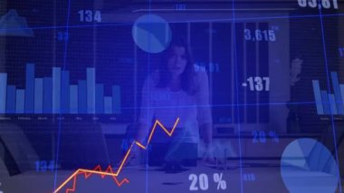 İş kadını ön panele yaslanıyor ve grafik üzerinde dalgalanan bir iş görüşü var. Analizler, veri görselleştirme, kurumsal, profesyonel, modern, büyüme, liderlik