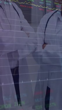 Çeşitli kadın ve erkek doktorların finansal verilerinin animasyonu. finans, ekonomi, tıp, sağlık ve teknoloji konsepti dijital olarak oluşturulmuş video.