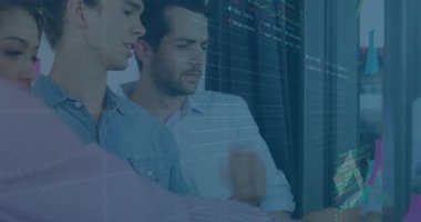 Ofis ekibi şeffaf ekran ve çizelgeleri çalıyor, analiz için finansal grafikleri canlandırıyor. İşbirliği, takım çalışması, veri görselleştirme, finansal analiz, profesyonel çevre, modern çalışma alanı, dijital arayüz