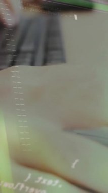 Bilgisayar kullanan beyaz bir kadın için finansal veri işleme animasyonu. Küresel finans, iş, bağlantılar, hesaplama ve veri işleme kavramı dijital olarak oluşturulmuş video.