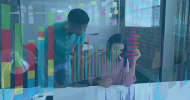 Kadın çizelgeleri incelerken, erkek tablet ekranına yaklaşıyor ve iş görüşü yaratıyor. İşbirliği, takım çalışması, ofis, modern, veri, analitik, teknoloji