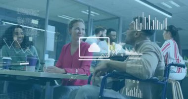 Gülümseyen, kıvılcım saçan bulut ikonu teknik toplantıda animasyon veri grafiklerine dönüşüyor. İşbirliği, veri görselleştirme, takım çalışması, yenilik, dijital arayüz, erişilebilirlik, profesyonel