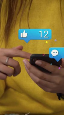 Akıllı telefon kullanan beyaz bir kadının elleri üzerinden sosyal medya tepkilerinin animasyonu. Sosyal medya, ağ, iletişim ve teknoloji konsepti dijital olarak oluşturulmuş video.