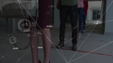 Kamera, dört maskeli kullanıcıyı kırmızı kalemlerde gösteriyor, telefonları teknoloji kaplamasının altına kaydırıyor. Kuyruk, sosyal uzaklık, dijital bağlantı, teknoloji, modern mimari, iletişim, ağ