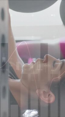 Beyaz kadın ağırlık eğitiminde spor salonunda halterle yapılan grafik üzerindeki veri işleme animasyonu. Fitness, egzersiz, güç, veri, dijital arayüz ve dijital olarak üretilen video.