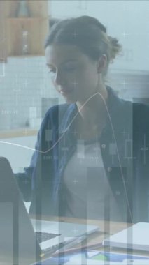 Beyaz kadının dizüstü bilgisayar kullanarak veri işleme animasyonu. Dijital olarak oluşturulmuş küresel bağlantılar, hesaplama ve veri işleme kavramı.